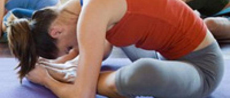 6 Gerakan Stretching yang Bisa Hilangkan Kram Menstruasimu