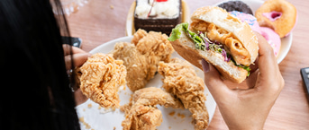 Apa Itu Stress Eating? Apakah Bisa Memengaruhi Menstruasi?