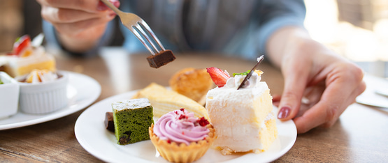 Ingin Makanan Manis Menjelang Menstruasi? Ini Penyebab dan Tips Mengatasinya!